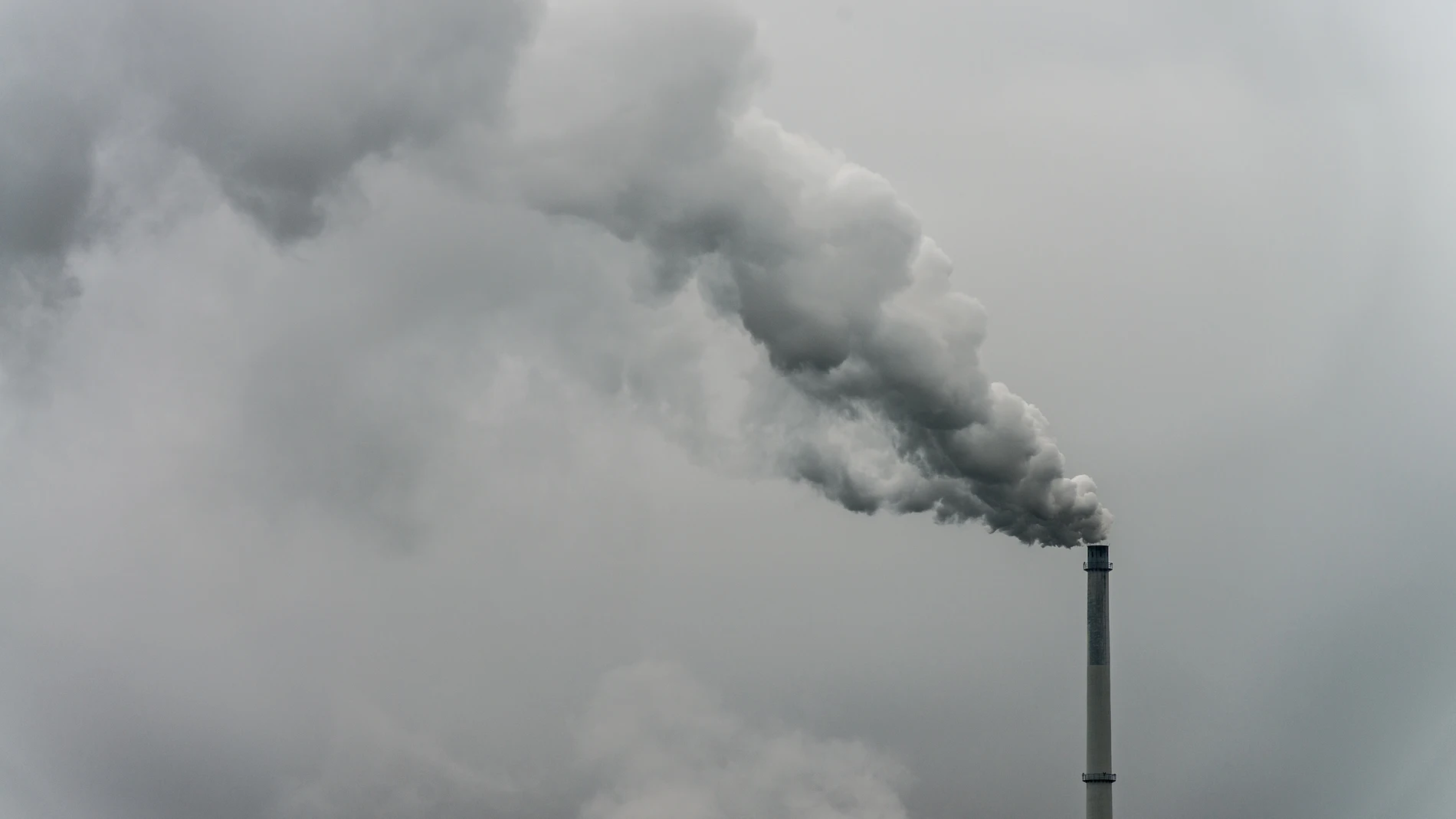 (Foto de ARCHIVO) FILED - 09 October 2012, Bayern, Plattling: Smoke rises from the chimney of a factory. Germany has used up the greenhouse gas quota that would be commensurate with global warming of 1.5 degrees, according to an updated report from the government's council for environmental affairs (SRU) published in Berlin on Monday. Photo: Armin Weigel/dpa 09/10/2012 ONLY FOR USE IN SPAIN
