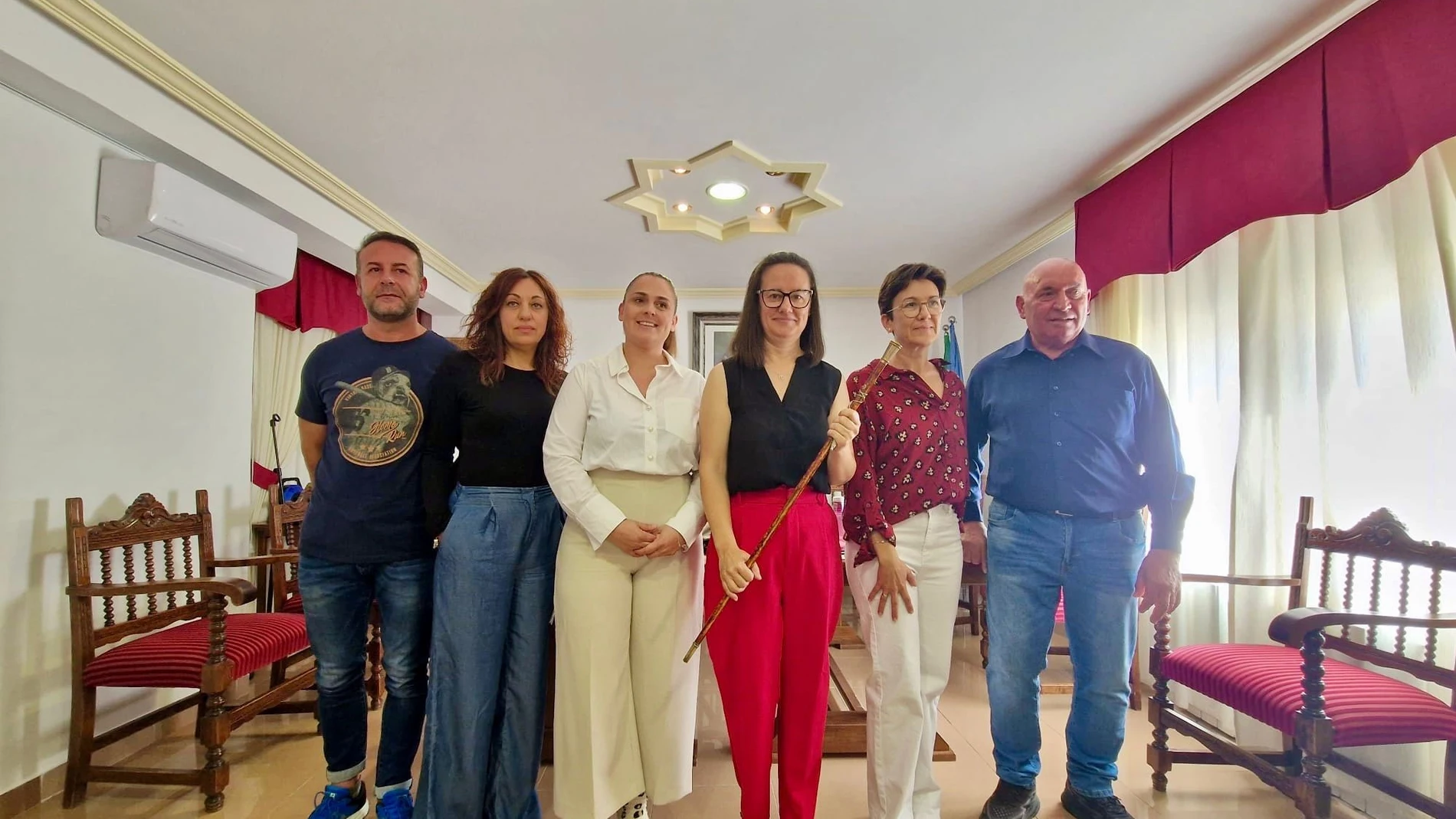 La nueva alcaldesa de Castilléjar, Estefanía Martínez, tras su investiduraREMITIDA / HANDOUT por AYUNTAMIENTOFotografía remitida a medios de comunicación exclusivamente para ilustrar la noticia a la que hace referencia la imagen, y citando la procedencia de la imagen en la firma15/10/2025