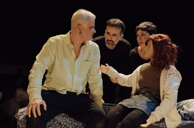 Jesús Muñoz (izda.), Javi Vega y Joana Alfonso, junto a uno de los títeres de la pieza