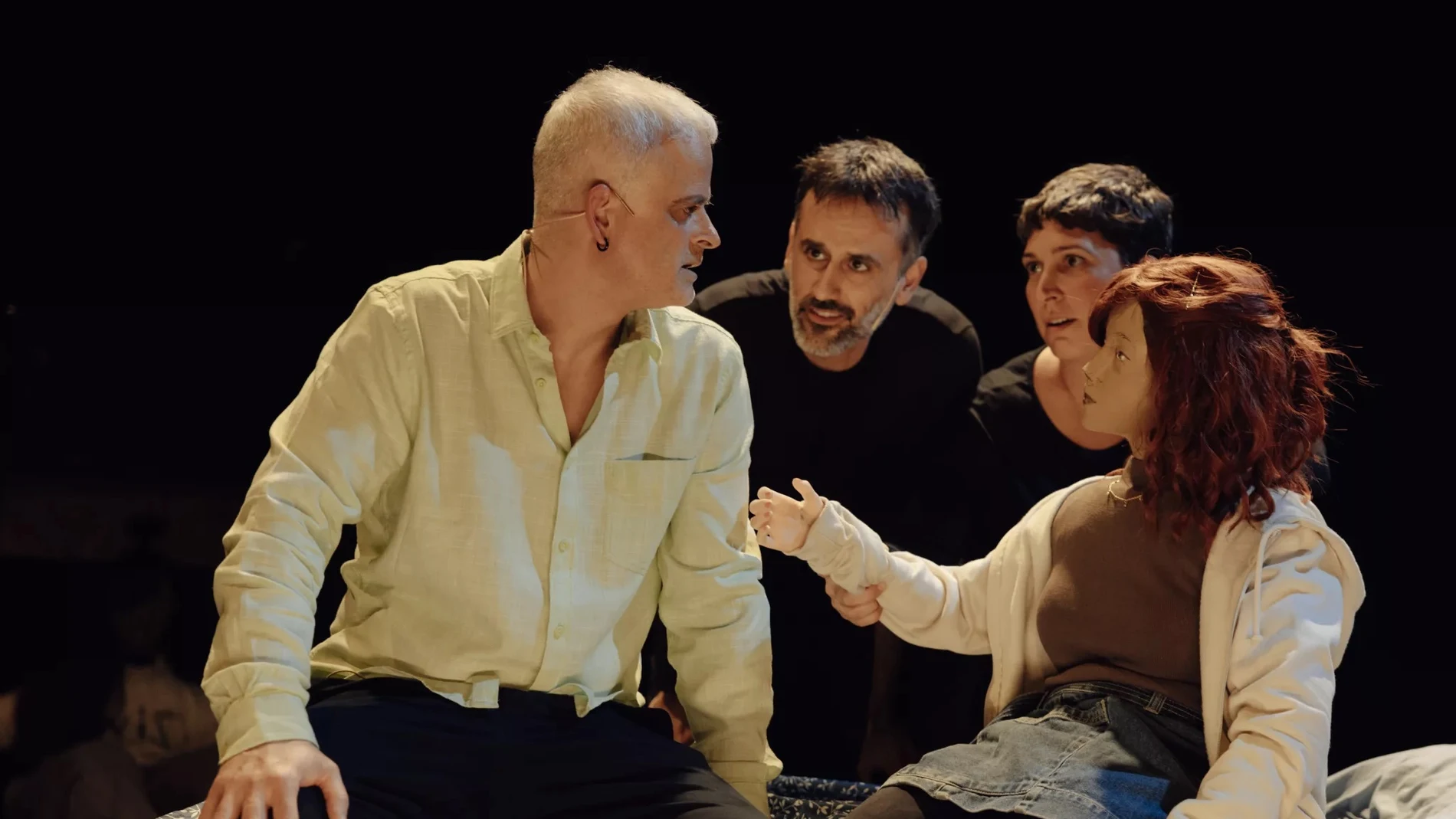 Jesús Muñoz (izda.), Javi Vega y Joana Alfonso, junto a uno de los títeres de la pieza