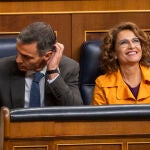 Pedro Sánchez y María Jesús Montero en el Pleno del Congreso. David Jar