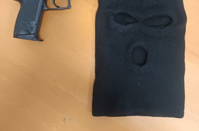 Pistola simulada y pasamontañas sustraídos por la Guardia Civil