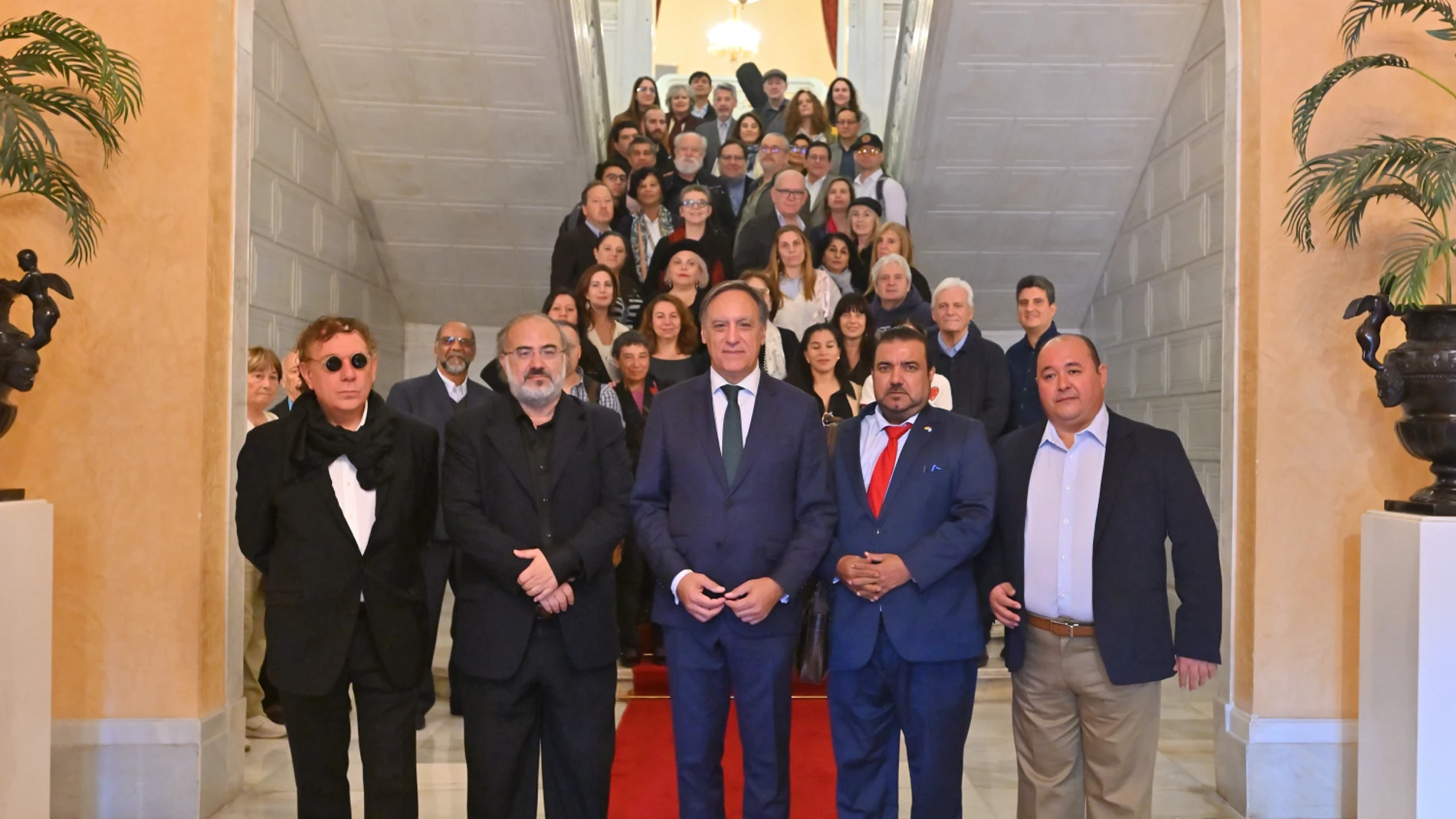 El alcalde de Salamanca, Carlos García Carbayo, junto a Alfredo Pérez Alencart y los "Huespedes Distinguidos", Juan Carlos Mestre y Salvador Madrid