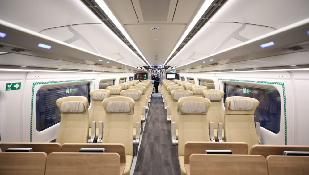 Vista del interior de uno de los nuevos trenes de alta velocidad de la serie 106 (modelo Avril)