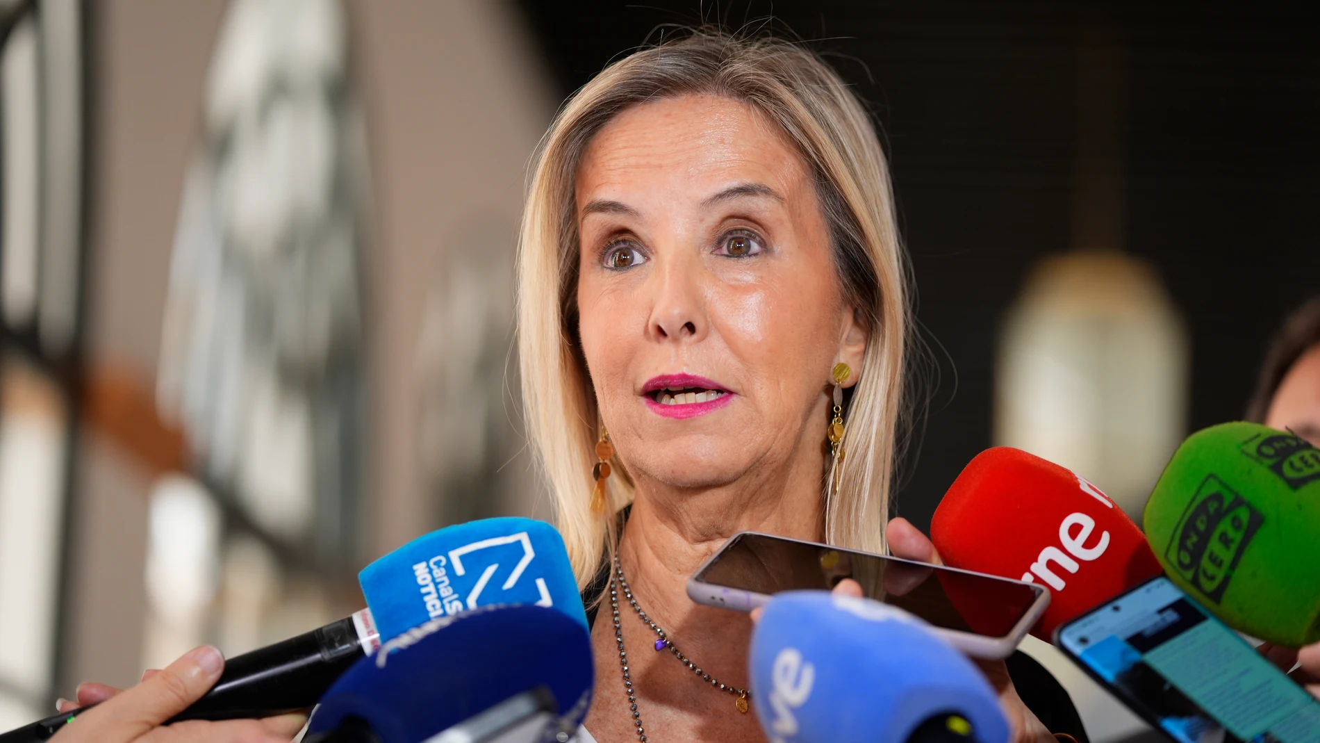 La Fiscal Superior de Andalucía, Ana Tárrago, atiende a los medios después de entregar al presidente del Parlamento andaluz, Jesús Aguirre, la Memoria de la Fiscalía de la Comunidad de Andalucía correspondiente al año 2024. A 15 de Octubre de 2025, en Sevilla (Andalucía, España). La Fiscal Superior de Andalucía, Ana Tárrago, hace entrega al presidente del Parlamento andaluz, Jesús Aguirre, de la Memoria de la Fiscalía de la Comunidad de Andalucía correspondiente al año 2024, donde destaca un ...