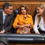 Pedro Sánchez, María Jesús Montero y Sara Aagesen en el Pleno del Congreso. David Jar