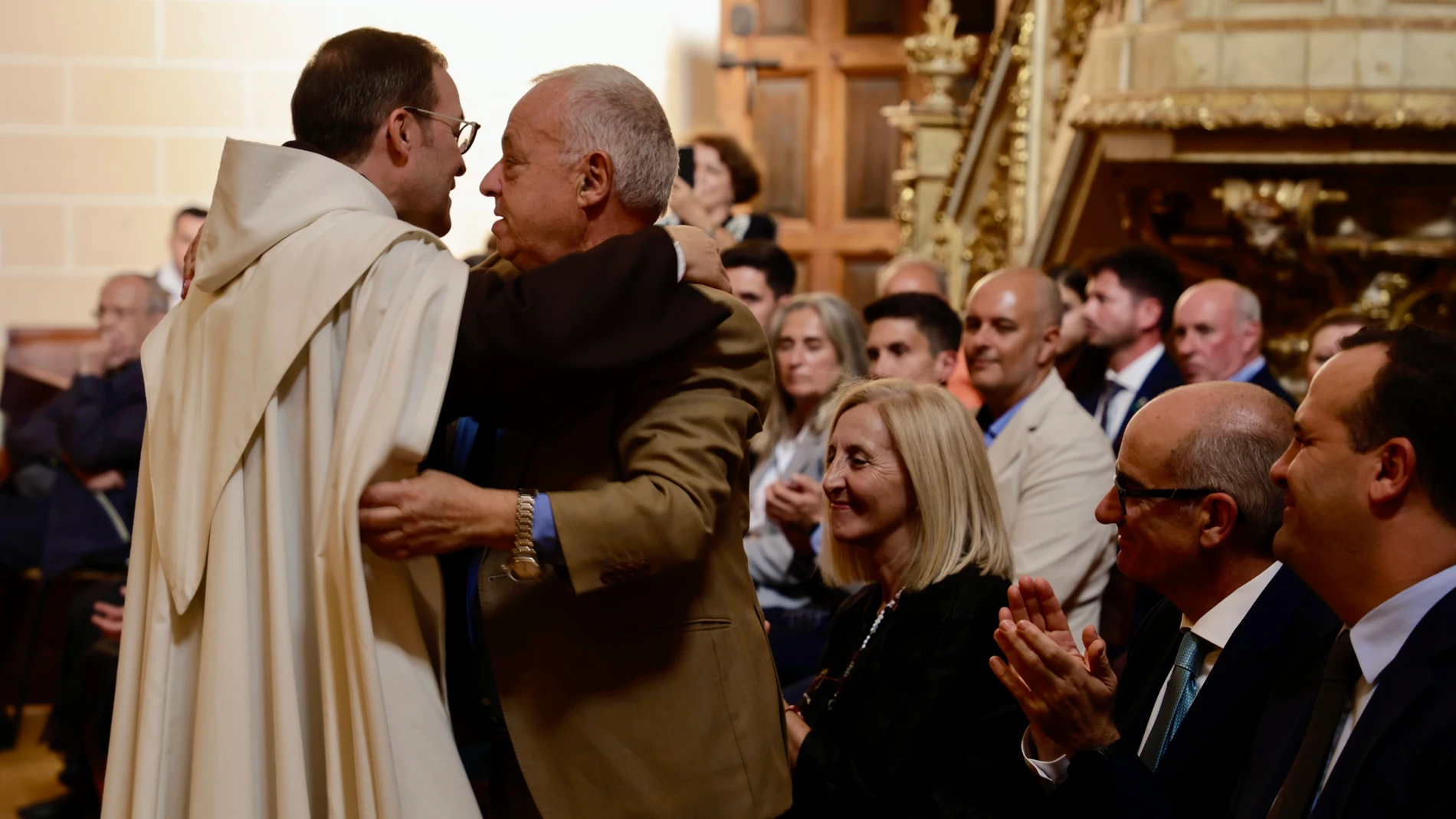 El consejero de Cultura, Turismo y Deporte, Gonzalo Santonja, asiste al nombramiento como Hijo Adoptivo de Alba de Tormes al padre Miguel Ángel González.