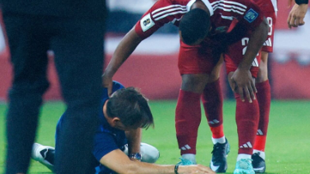 El brutal balonazo que acabó con Lopetegui aturdido en el suelo: 