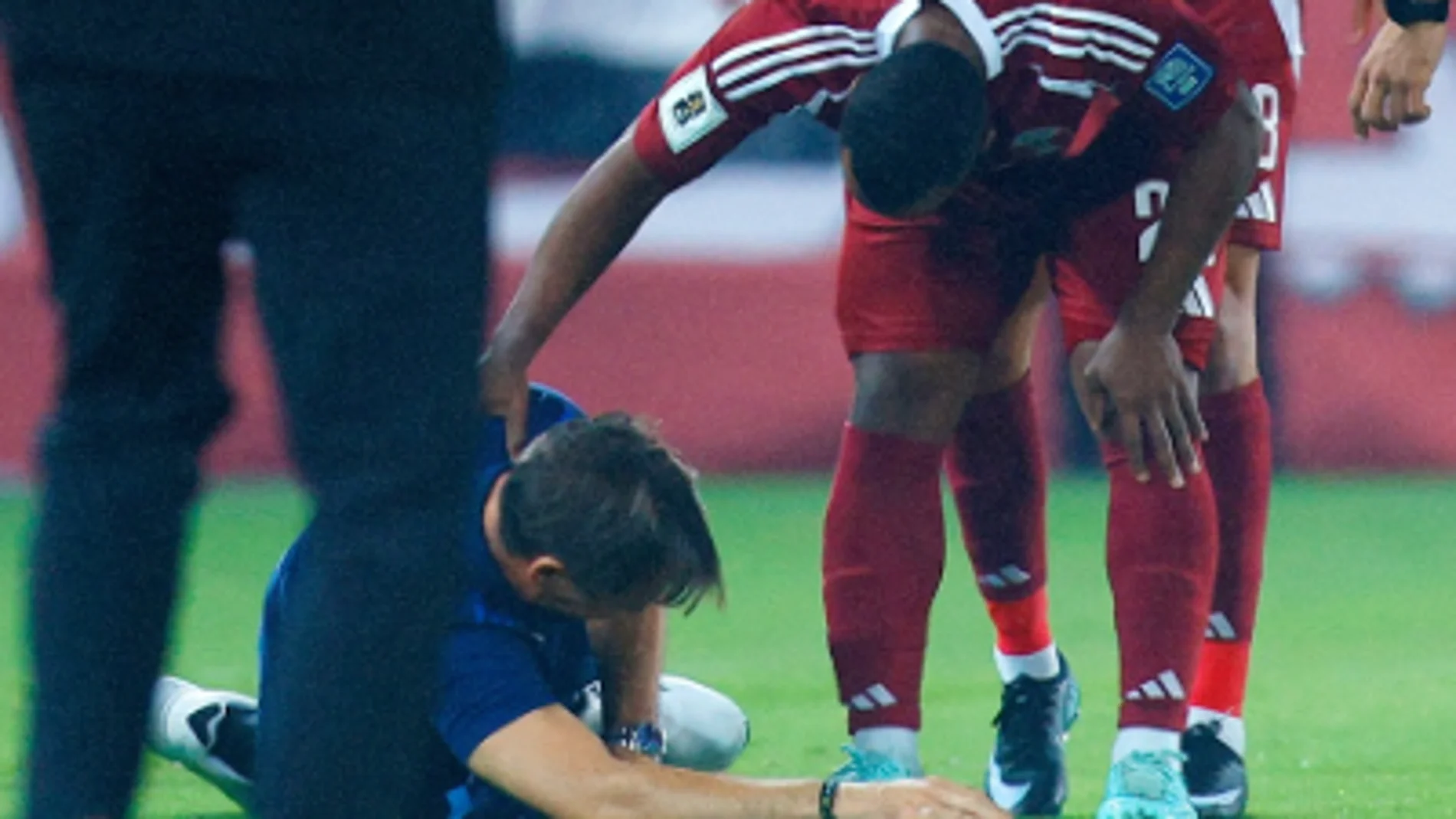 El brutal balonazo que acabó con Lopetegui aturdido en el suelo: "¡Un hostión..!"