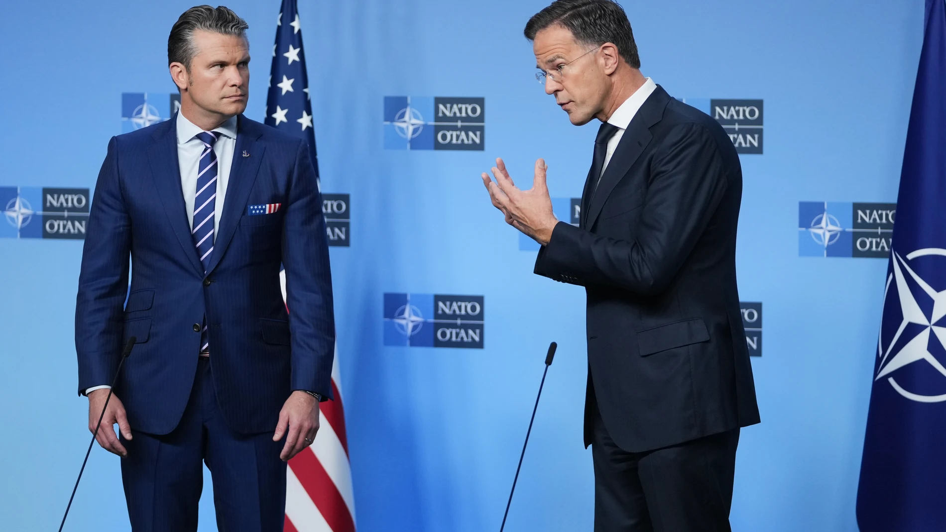El secretario general de la OTAN, Mark Rutte (derecha), y el secretario de Defensa de Estados Unidos, Pete Hegseth, se dirigen a los medios antes de una reunión de ministros de Defensa de la OTAN en la sede de la OTAN en Bruselas,