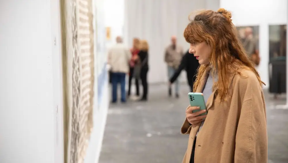 Una asistenta a Estampa contempla una de las obras expuestas