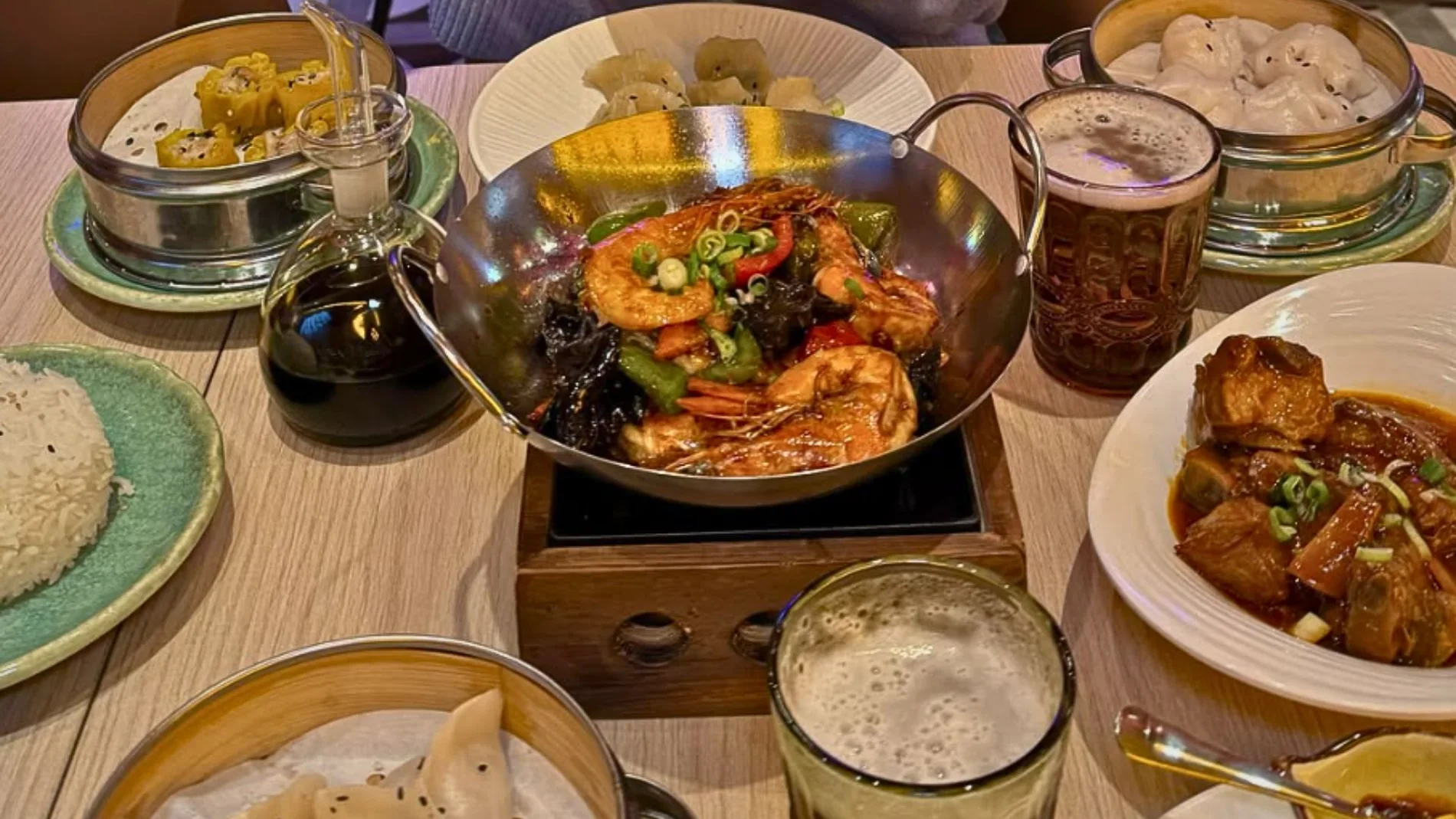 Bar Dimsum Madrid con platos asiáticos sobre la mesa