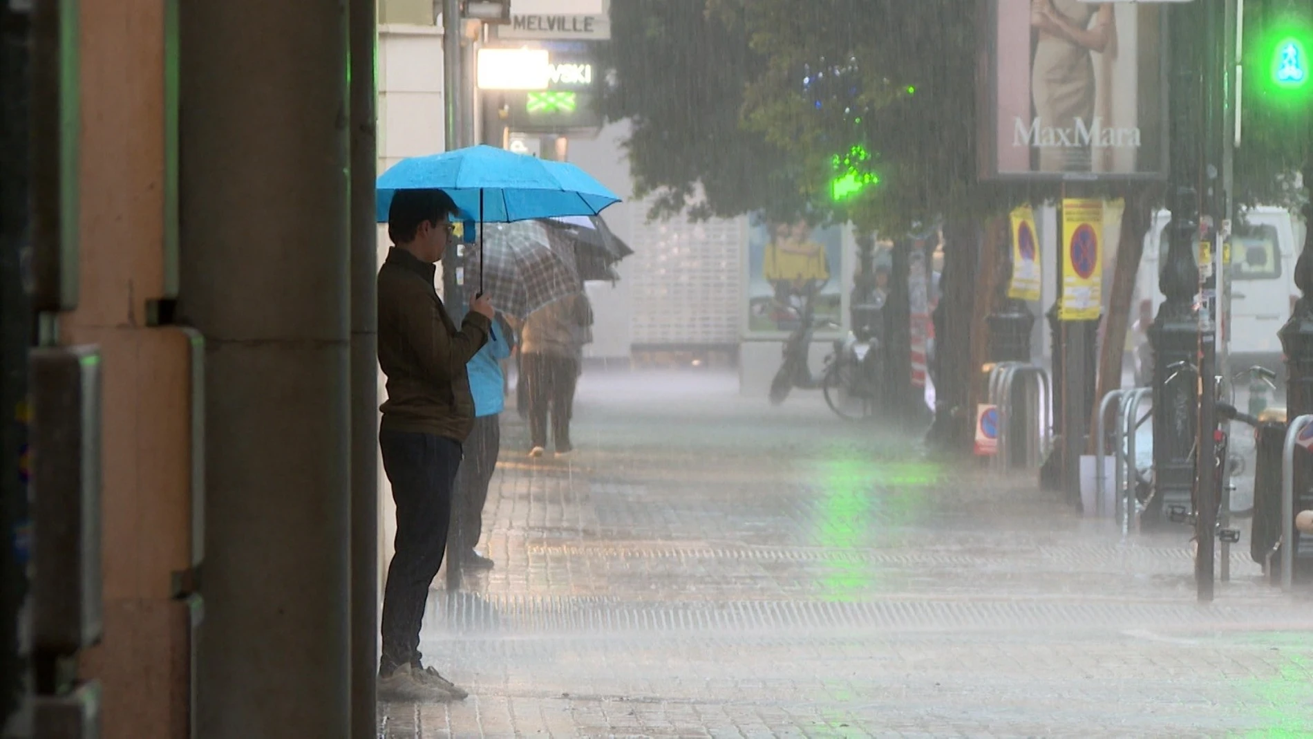 Una persona con un paraguas en la ciudad de València por el episodio de lluvias de la dana Alice. EUROPA PRESS TV 11/10/2025