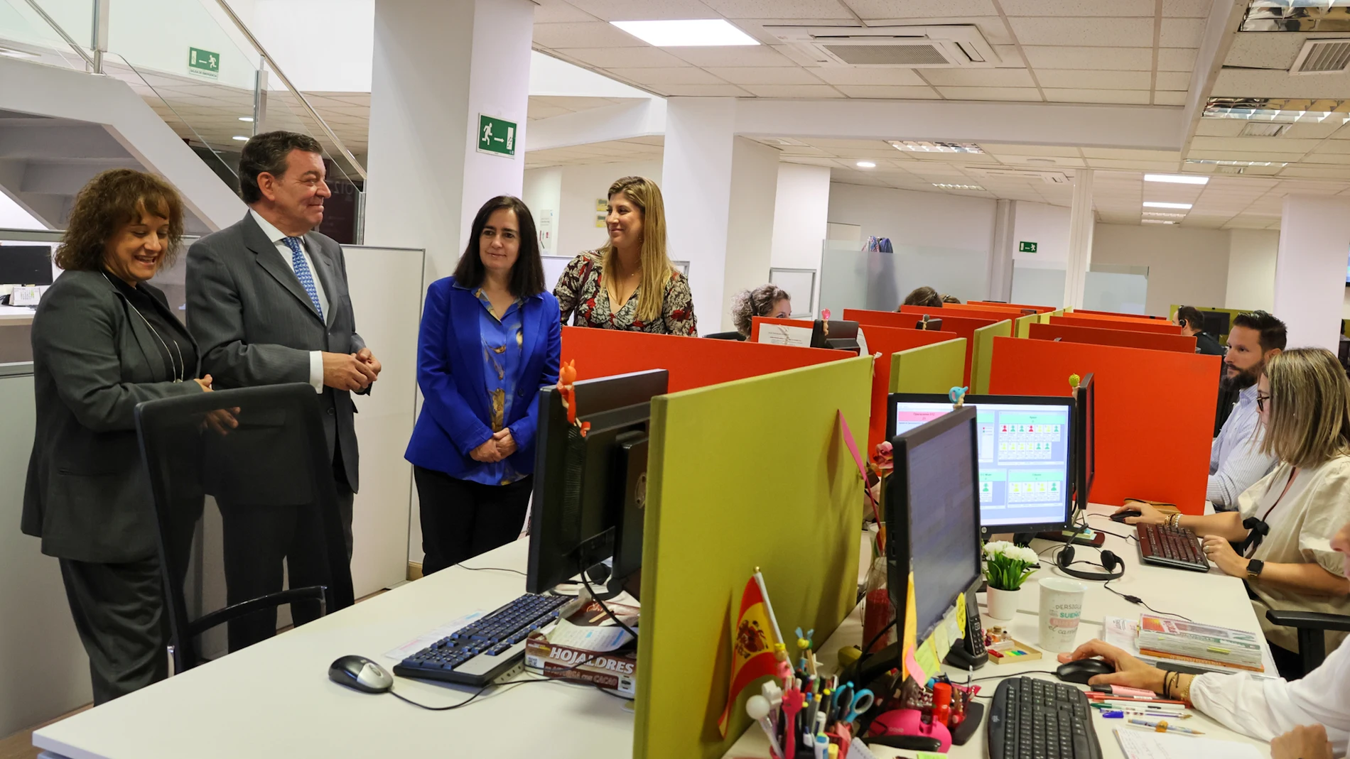 Luis Miguel González Gago junto a Sonsoles Sánchez-Reyes y Raquel Alonso, en la visita al 012