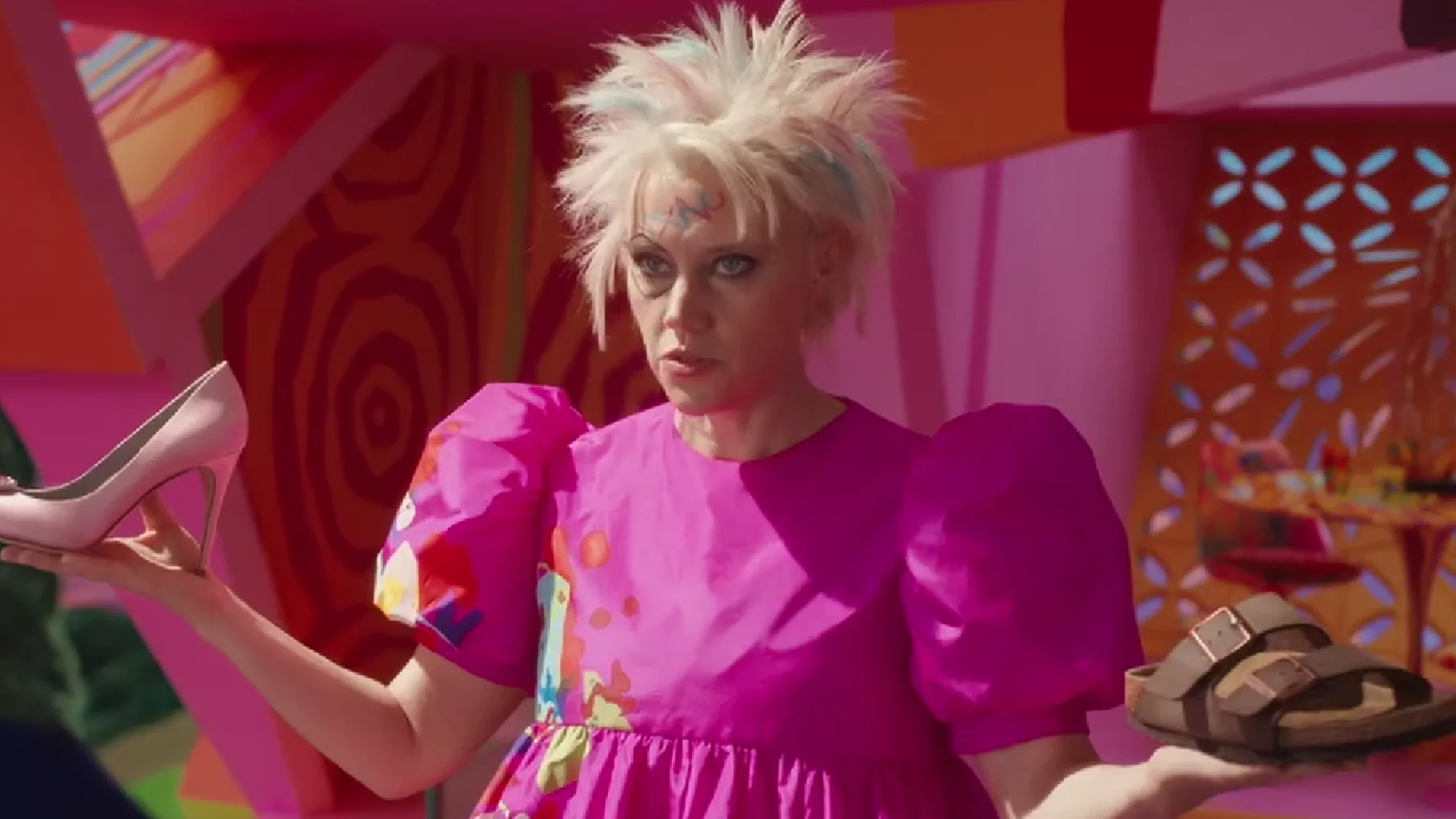 Kate McKinnon interpreta a la "Barbie rara" en la película 'Barbie' de 2023