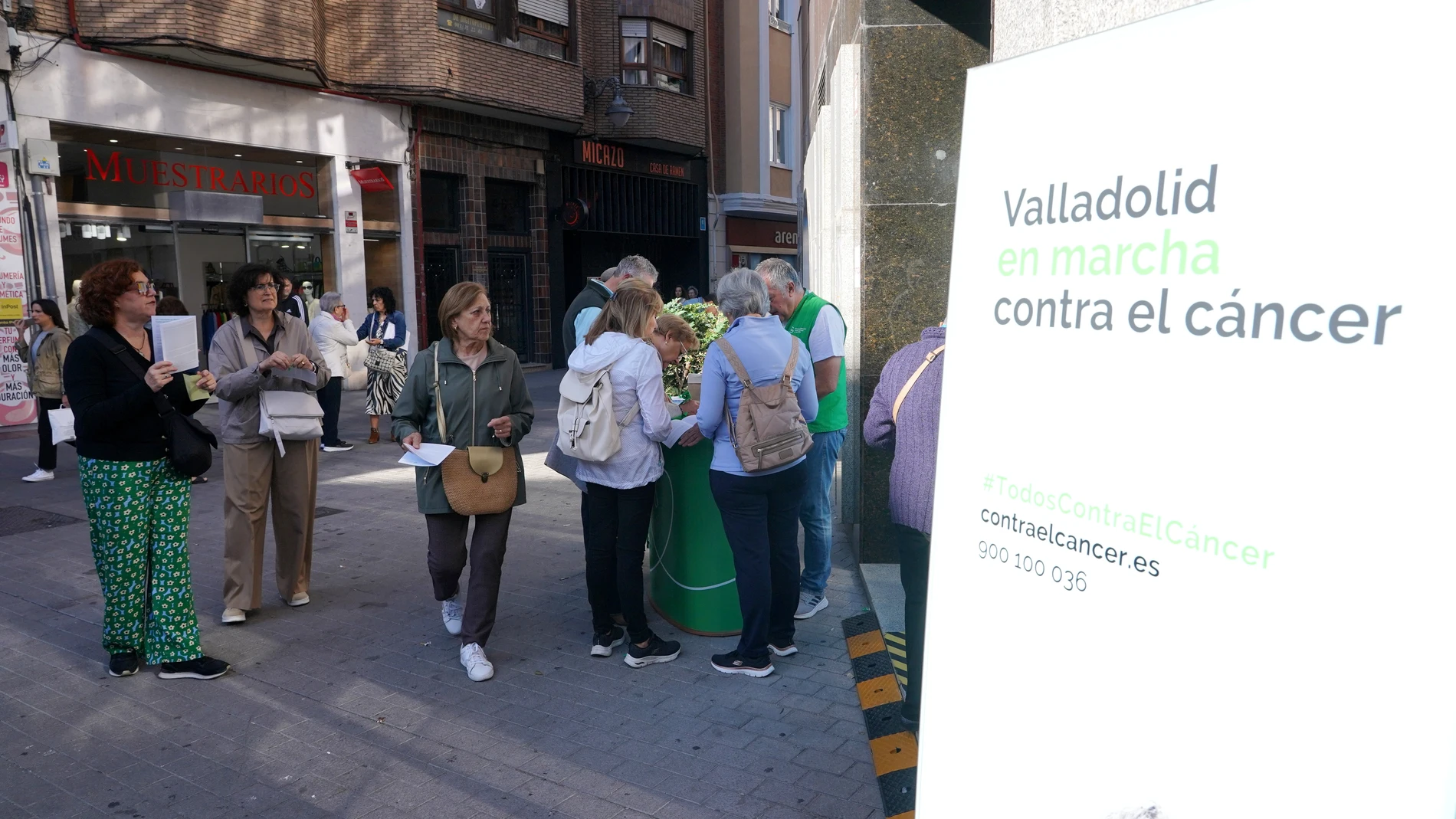 Cola para realizar la inscripción en la Marcha del Cáncer