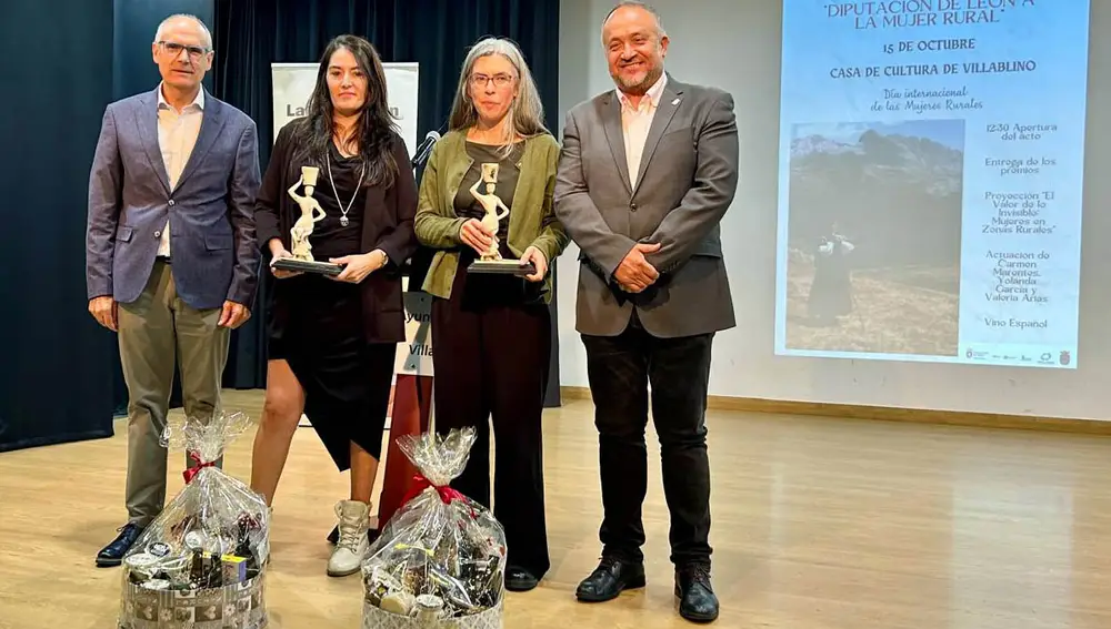 Flor León y Lucía Arroyo se alzan con los premios Diputación de León a la Mujer Rural 2025. En la imagen junto al presidente de la Diputación de León, junto con el diputado de Derechos Sociales, Francisco Javier Álvarez,