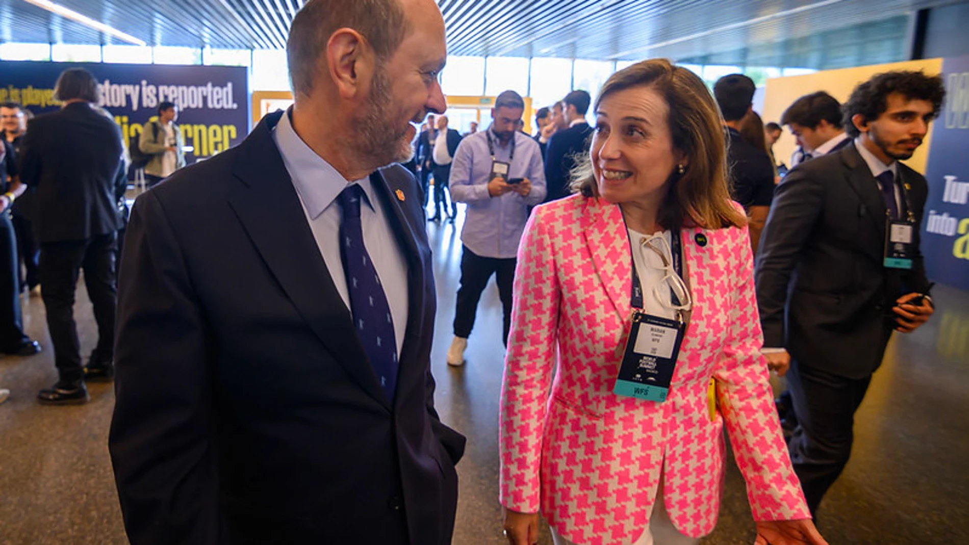 Rafael Louzán y la presidenta del World Football Summit, Marian Otamendi