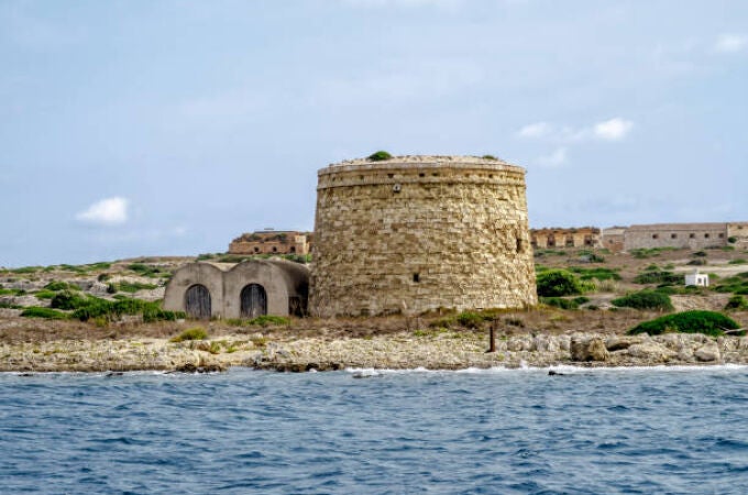 La isla donde Europa mandaba a morir: el oscuro secreto del Lazareto de Menorca