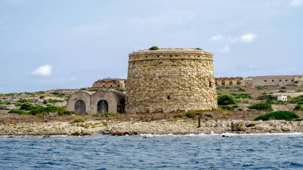 La isla donde Europa mandaba a morir: el oscuro secreto del Lazareto de Menorca