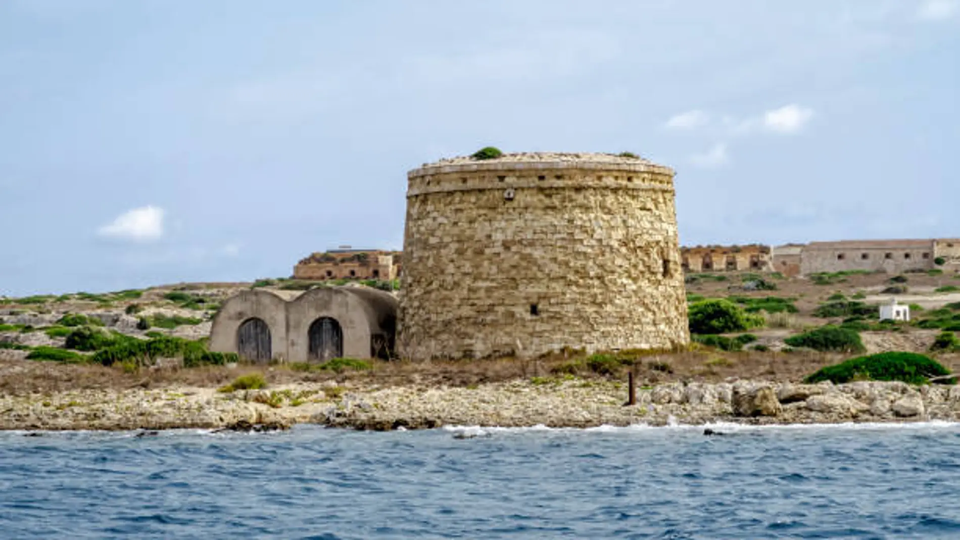 La isla donde Europa mandaba a morir: el oscuro secreto del Lazareto de Menorca