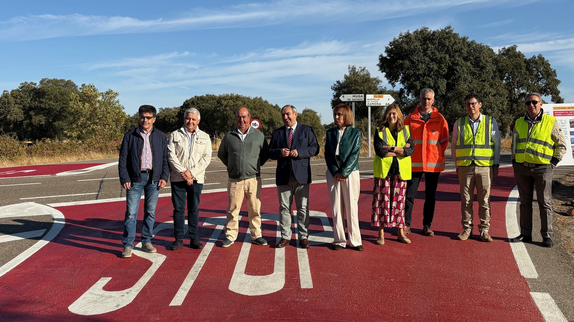 El consejero de Movilidad y Transformación Digital, José Luis Sanz, visita la señalización inteligente de la carretera CL-527, en Villar del Buey (Zamora)