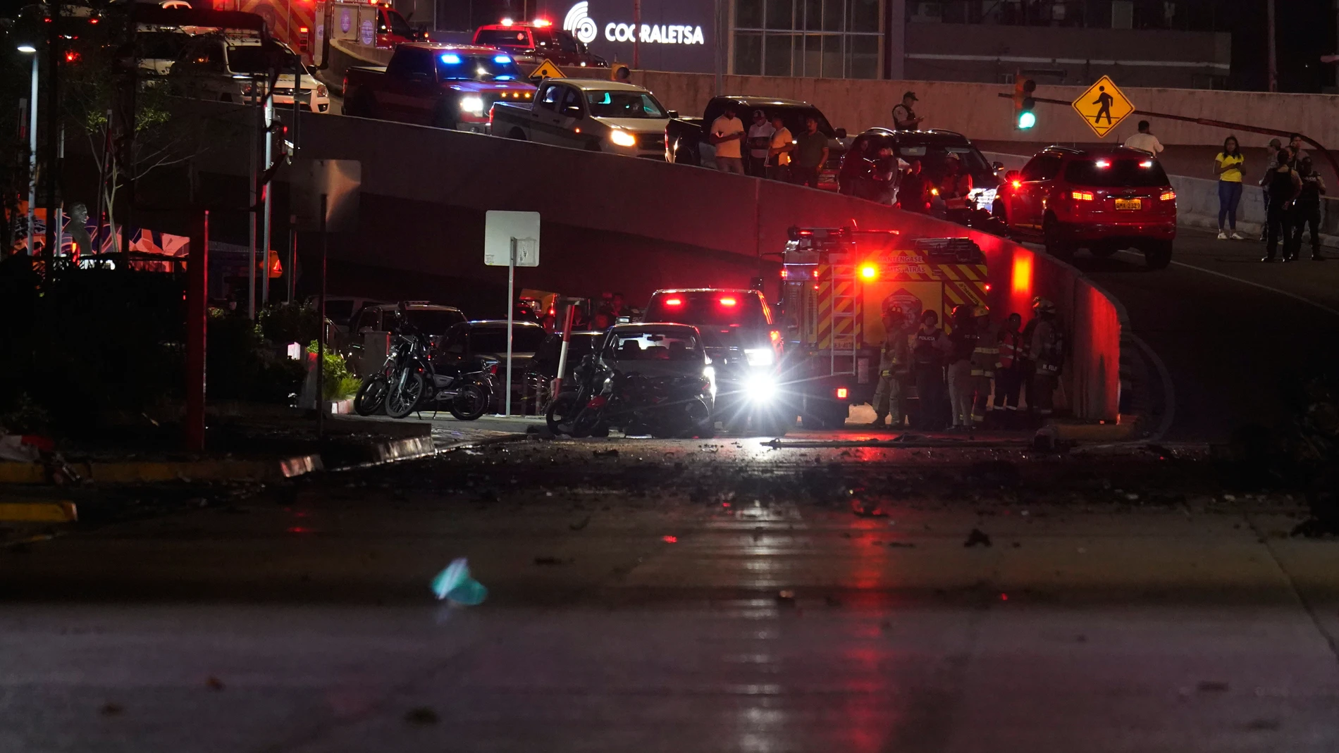 olicías, bomberos y agentes de seguridad inspeccionan los daños en el lugar de la explosión de un automóvil en una calle comercial de Guayaquil, Ecuador