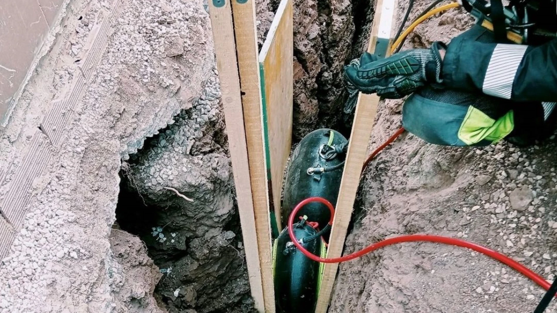 Efectivos de los bomberos trabajan en el rescate del cuerpo sin vida de un hombre sepultado bajo la arena en una zanja en AlcaucínREMITIDA / HANDOUT por CPBFotografía remitida a medios de comunicación exclusivamente para ilustrar la noticia a la que hace referencia la imagen, y citando la procedencia de la imagen en la firma15/10/2025