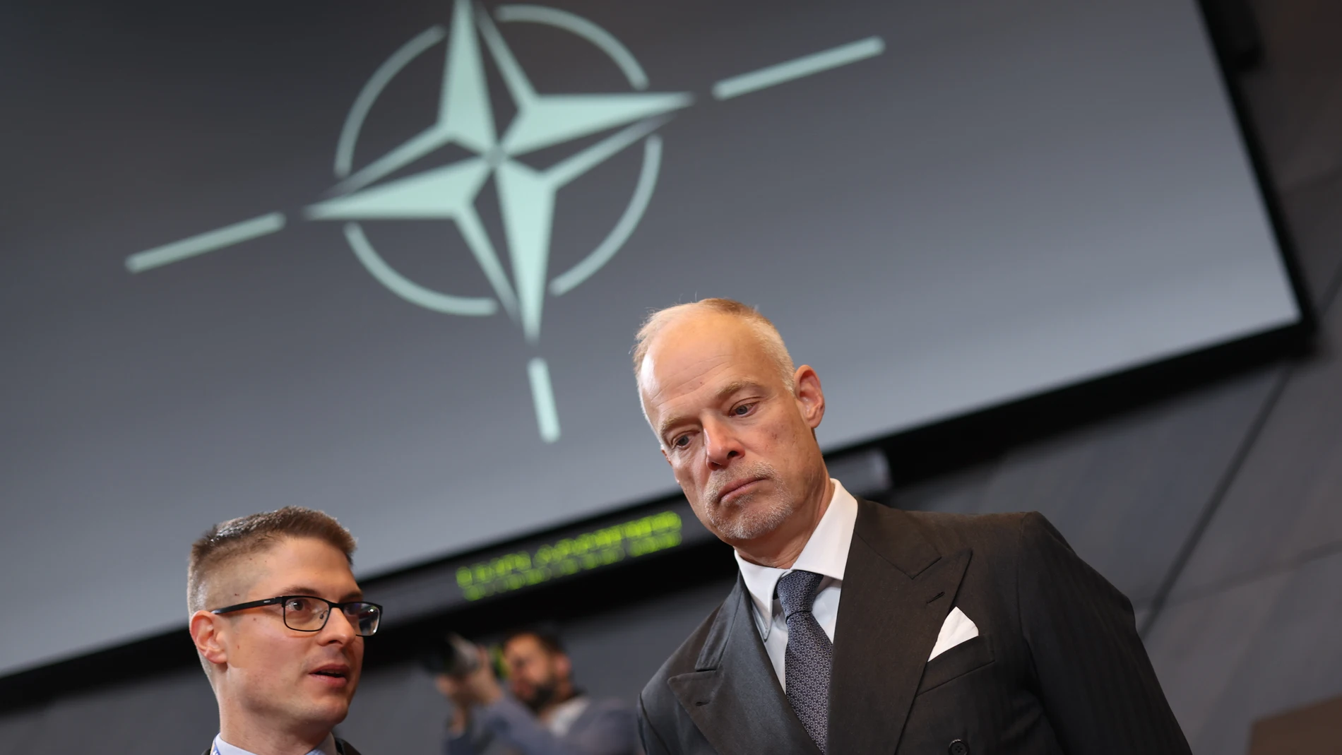 El ministro de Defensa húngaro, Kristof Szalay-Bobrovniczky (d), asiste a la reunión de ministros de Defensa de la OTAN en Bruselas, Bélgica