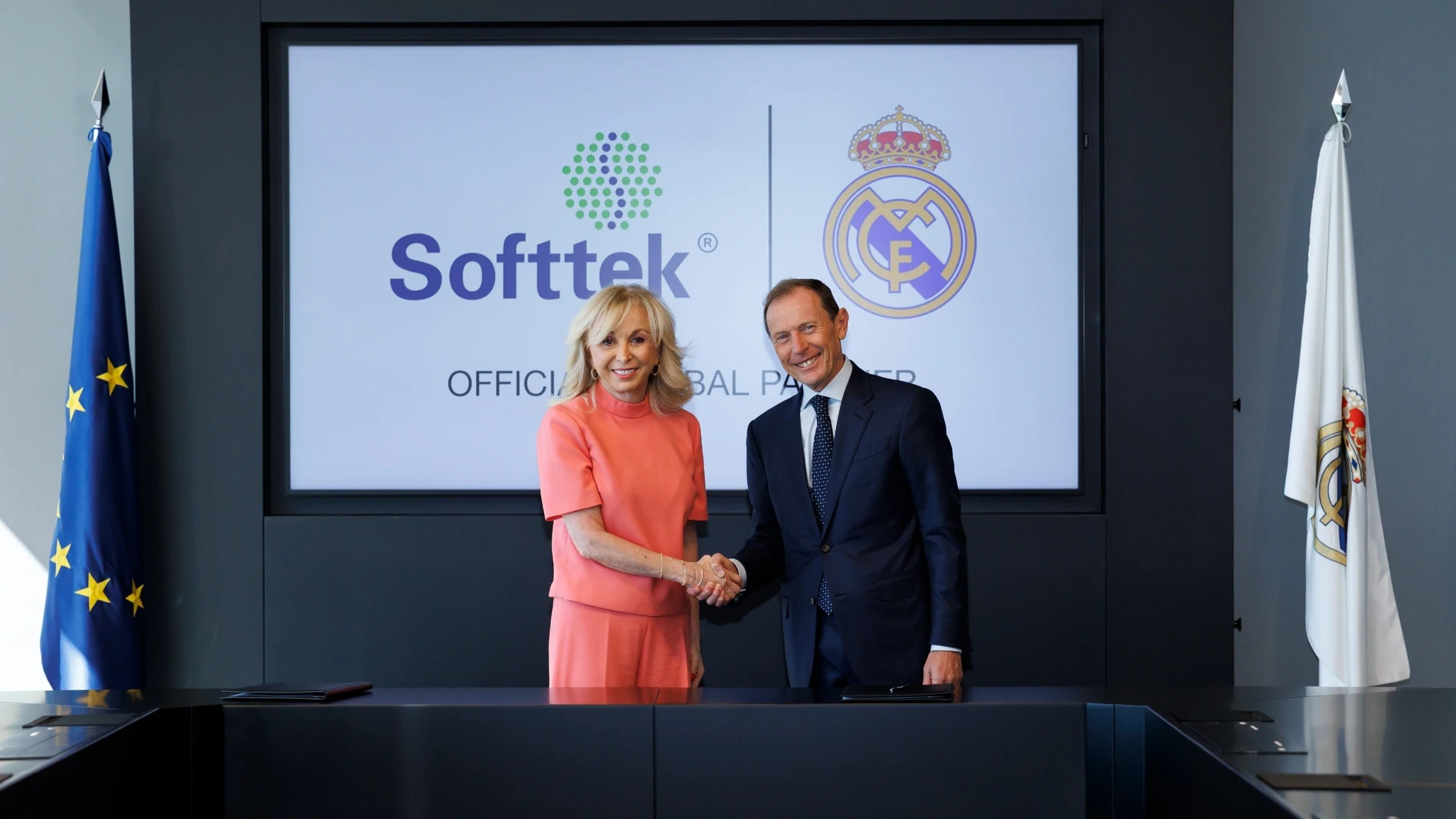 El director de Relaciones Institucionales del Real Madrid, Emilio Butragueño, y la presidenta y CEO de Softtek, Blanca Treviño. REMITIDA / HANDOUT por PEDRO CASTILLO Fotografía remitida a medios de comunicación exclusivamente para ilustrar la noticia a la que hace referencia la imagen, y citando la procedencia de la imagen en la firma 15/10/2025