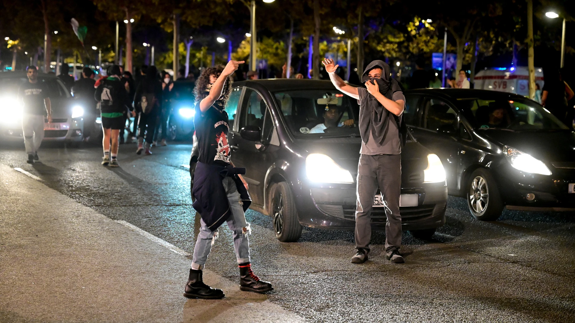 Varias personas durante las movilizaciones por la celebración del partido de baloncesto entre el Valencia Basket y el Hapoel Tel Aviv israelí, frente al Roig Arena, a 16 de octubre de 2025, en Valencia, Comunidad Valenciana (España). El movimiento BDS de apoyo a Palestina ha convocado movilizaciones organizadas en cuatro columnas ante el Roig Arena, donde se disputa el partido entre el Valencia Basket contra el Hapoel Tel Aviv israelí. Previamente solicitaron la cancelación del partido, per...