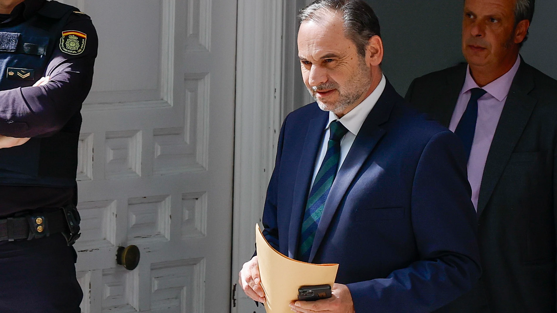 MADRID, 15/10/2025.- El exministro Jose Luis Ábalos, a la salida este miércoles del Tribunal Supremo. El magistrado del Tribunal Supremo Leopoldo Puente ha acordado mantener en libertad al exministro José Luis Ábalos, han informado a EFE fuentes jurdídicas. EFE/J.J. Guillén
