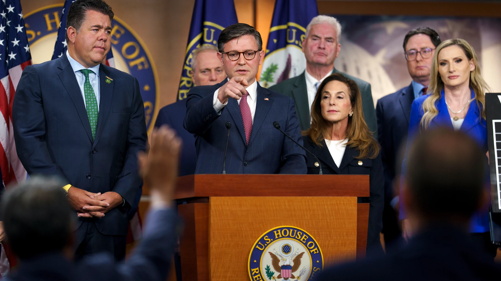 WASHINGTON (United States), 15/10/2025.- US House Speaker Mike Johnson speaks during a press conference at the US Capitol in Washington, DC, USA, 15 October 2025. The US government continues to be shut down for its third week after Republicans and Democrats failed to reach an agreement to fund the government." EFE/EPA/WILL OLIVER