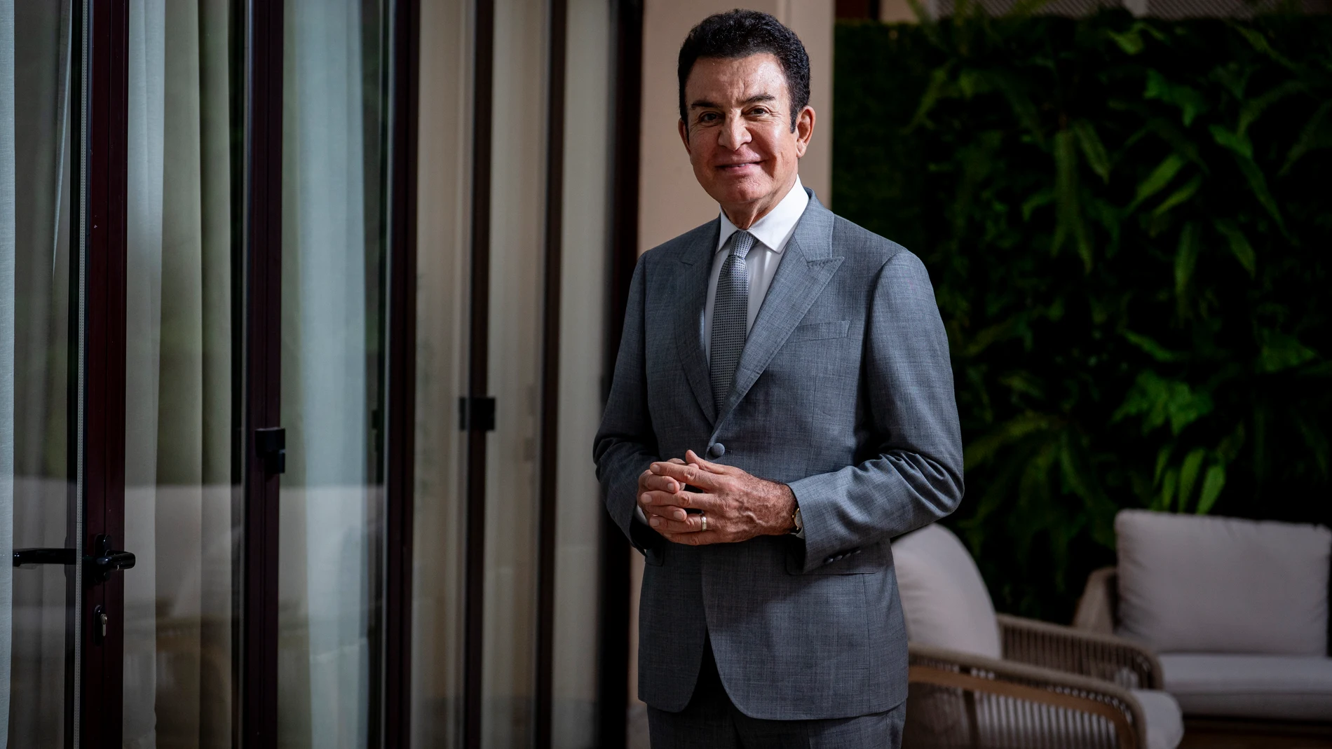 El candidato del Partido Liberal de Honduras a las elecciones de Honduras, Salvador Nasralla, posa para las cámaras de Europa Press en el Hotel Continental, a 15 de octubre de 2025, en Madrid (España). Fundador del Partido Anticorrupción en 2011, fue candidato presidencial en 2013 y 2017, liderando una coalición opositora en una de las elecciones más polémicas del país. En 2022 fue el primer designado presidencial junto a Xiomara Castro. Es conocido como “El señor de la televisión” por su tra...