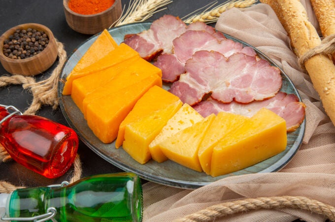 Ni papel de aluminio ni film: el truco inteligente para evitar que el queso y los embutidos se sequen tras abrirlos
