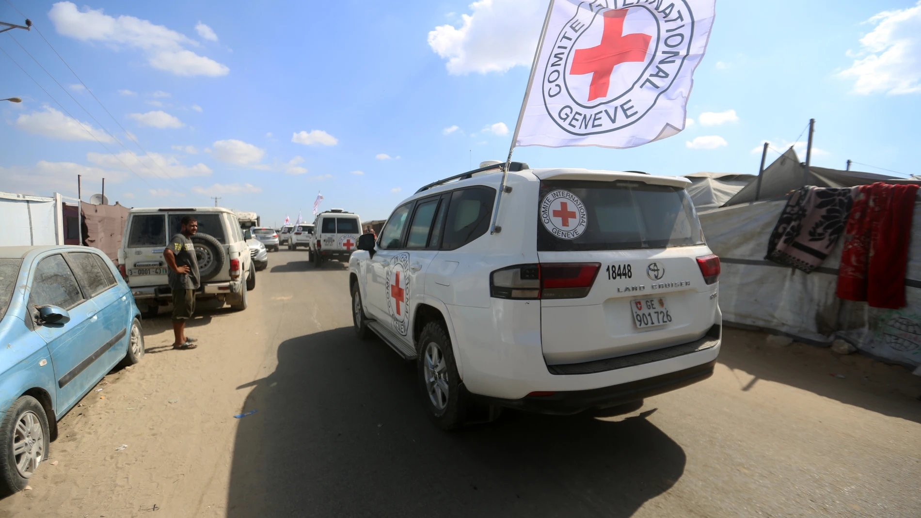 October 13, 2025, Dair El-Balah, Gaza Strip, Palestinian Territory: Vehicles of the International Committee of the Red Cross (ICRC) leave with the second batch of released Israeli hostages released by Hamas in the south of Deir el-Balah in the central Gaza Strip, on October 13, 2025. Israel said that the last 20 living hostages released by Hamas on October 13 had arrived in the country Europa Press/Contacto/Omar Ashtawy 13/10/2025 ONLY FOR USE IN SPAIN
