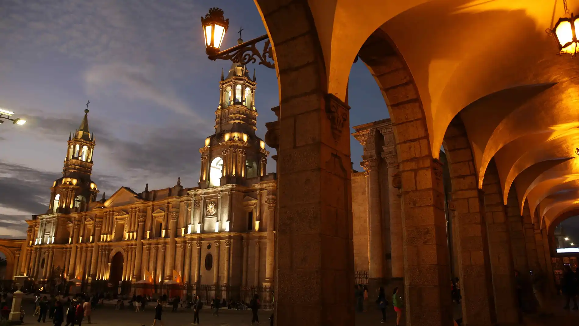 AME8055. LIMA (PERÚ), 14/10/2025.- Fotografía que muestra la Basílica Catedral de Arequipa este martes, en Arequipa (Perú). El rey Felipe VI ha aterrizado en el aeropuerto internacional Alfredo Rodríguez Ballón de Arequipa, adonde ha viajado para participar en el X Congreso Internacional de la Lengua Española, que se celebra esta semana en la ciudad peruana. EFE/ Paolo Aguilar