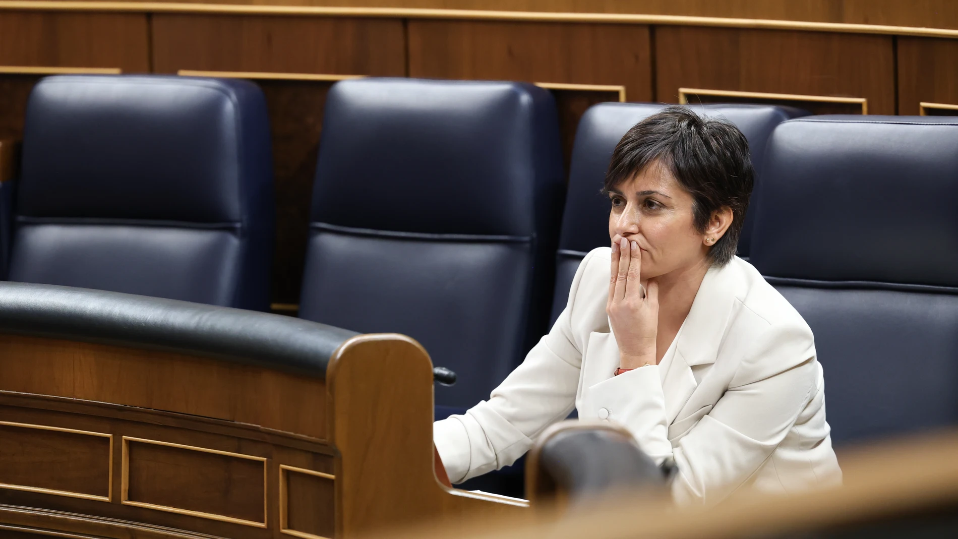 La ministra de Vivienda, Isabel Rodríguez, durante una sesión de control al Gobierno, en el Congreso, a 15 de octubre de 2025, en Madrid (España). Sumar, Bildu y el BNG secundan la convocatoria de paros y huelga convocada en apoyo a Gaza con las ausencias de sus diputados durante distintos tramos del Pleno del Congreso de este miércoles, que acogerá una sesión de control al Gobierno, la comparecencia de la ministra de Vivienda, Isabel Rodríguez, y el debate de una moción de los nacionalistas ...