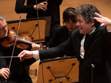 La Filarm&oacute;nica de Los &Aacute;ngeles celebra el legado de Dudamel con programa 'Gustavo's fiesta'