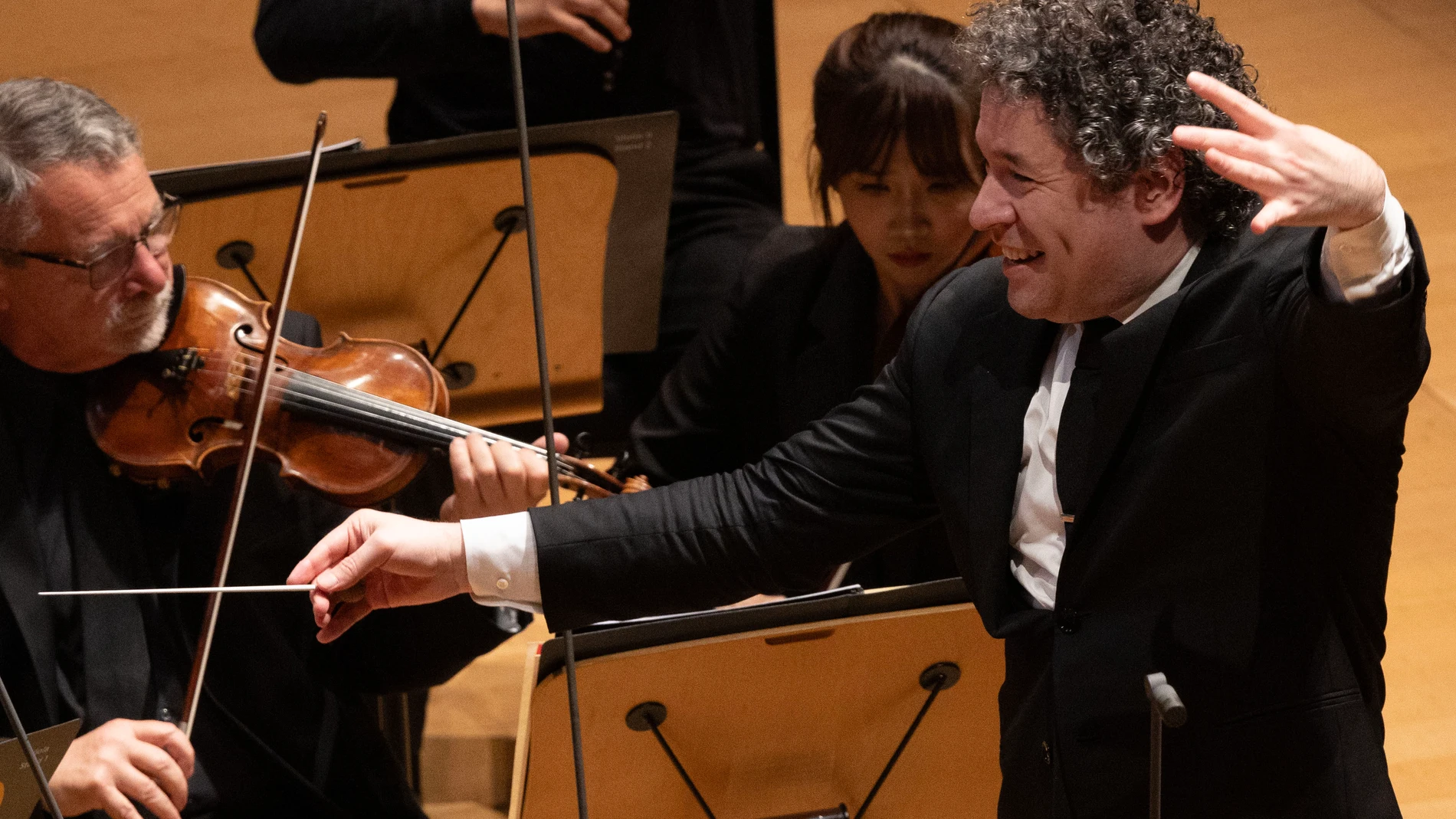 USA5523. LOS ÁNGELES (ESTADOS UNIDOS), 15/10/2025.- El compositor y director de orquesta venezolano, Gustavo Dudamel, dirige la orquesta este martes, en el Walt Disney Concert Hall en Los Ángeles (EE.UU.). Dudamel celebró con una "fiesta" su legado tras 17 años como director musical y artístico de la Filarmónica de Los Ángeles (LA Phil), una de las orquestas más prestigiosas de EE.UU. y de la que se despide en esta temporada. EFE/ Armando Arorizo