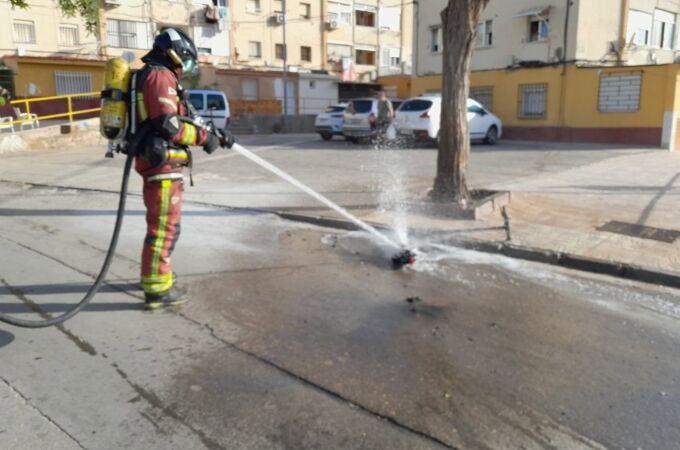 MURCIA.-Sucesos.-Los bomberos de Cartagena sofocan dos incendios en un coche y un patinete