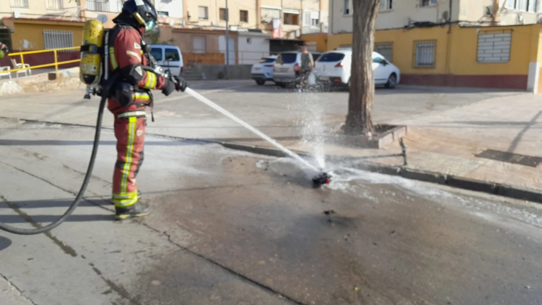MURCIA.-Sucesos.-Los bomberos de Cartagena sofocan dos incendios en un coche y un patinete