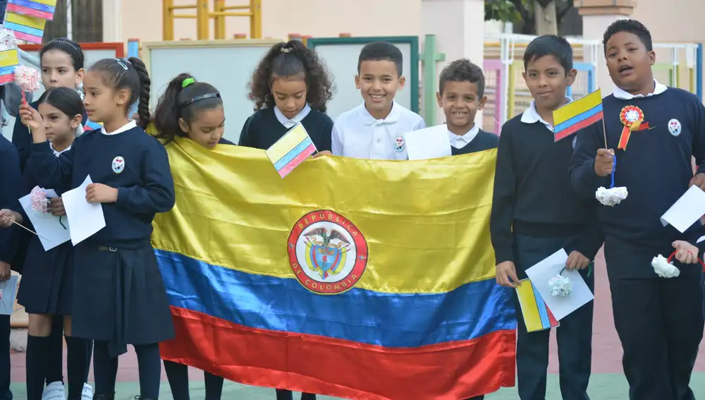 Desfile intercultural en el Colegio Virgen Niña de Valladolid