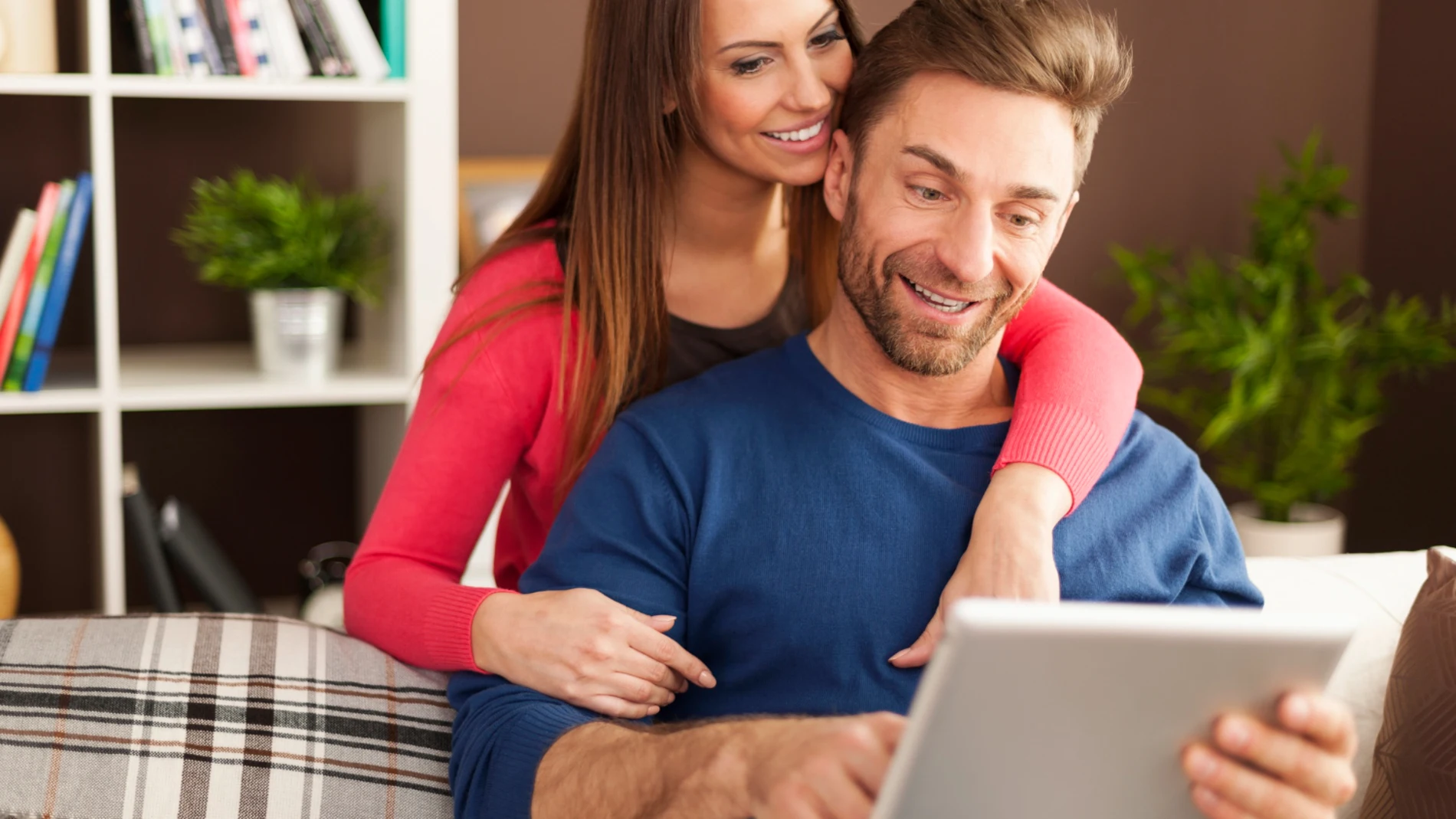 Pareja recibiendo su microcréditos online