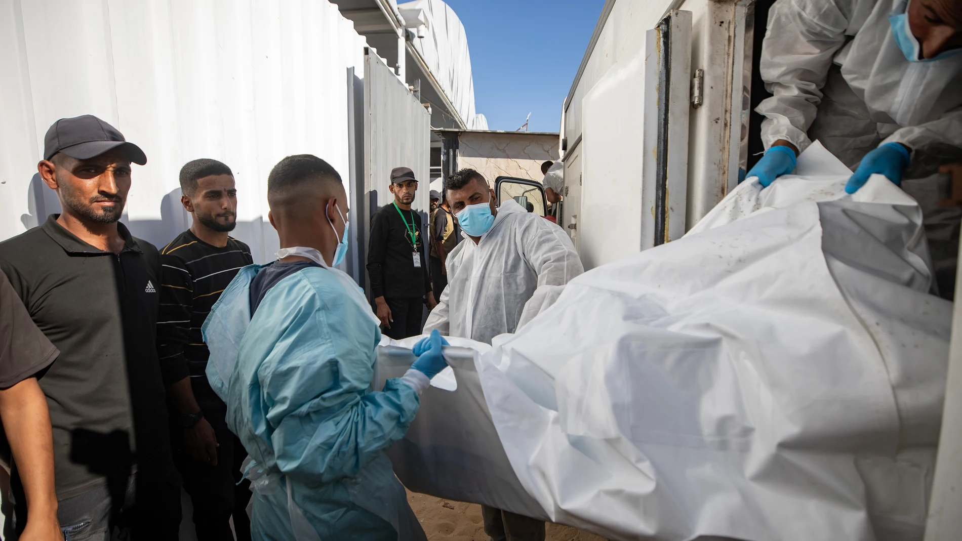 GAZA (---), 15/10/2025.- Workers from the Gaza Ministry of Health receive the bodies of deceased Palestinians who had been held by Israel during the war, after their release from Red Cross vehicles, at Nasser Hospital in Khan Younis, southern Gaza Strip, 15 October 2025. According to the Palestinian Health Ministry, 45 bodies were received from Israeli forces, and their identities are unknown. EFE/EPA/HAITHAM IMAD