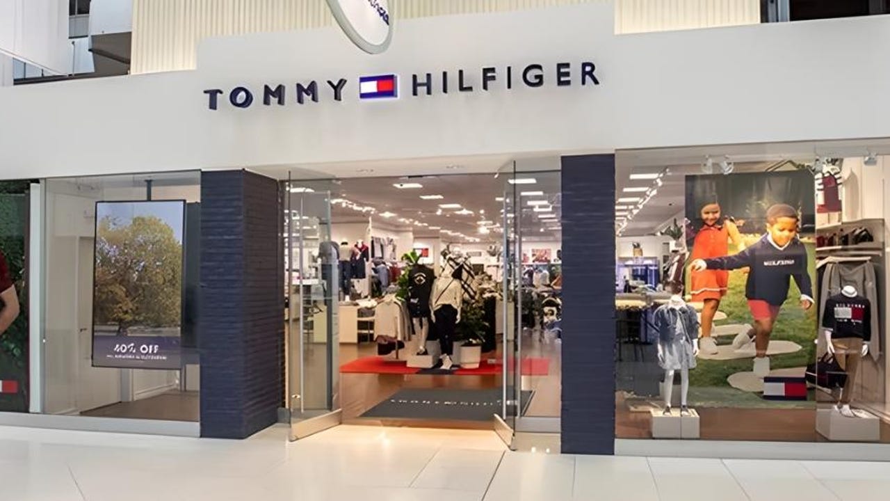 Tommy Hilfiger firma las sneakers que las revistas de moda llaman “el básico marinero más chic del otoño” ahora al 63%