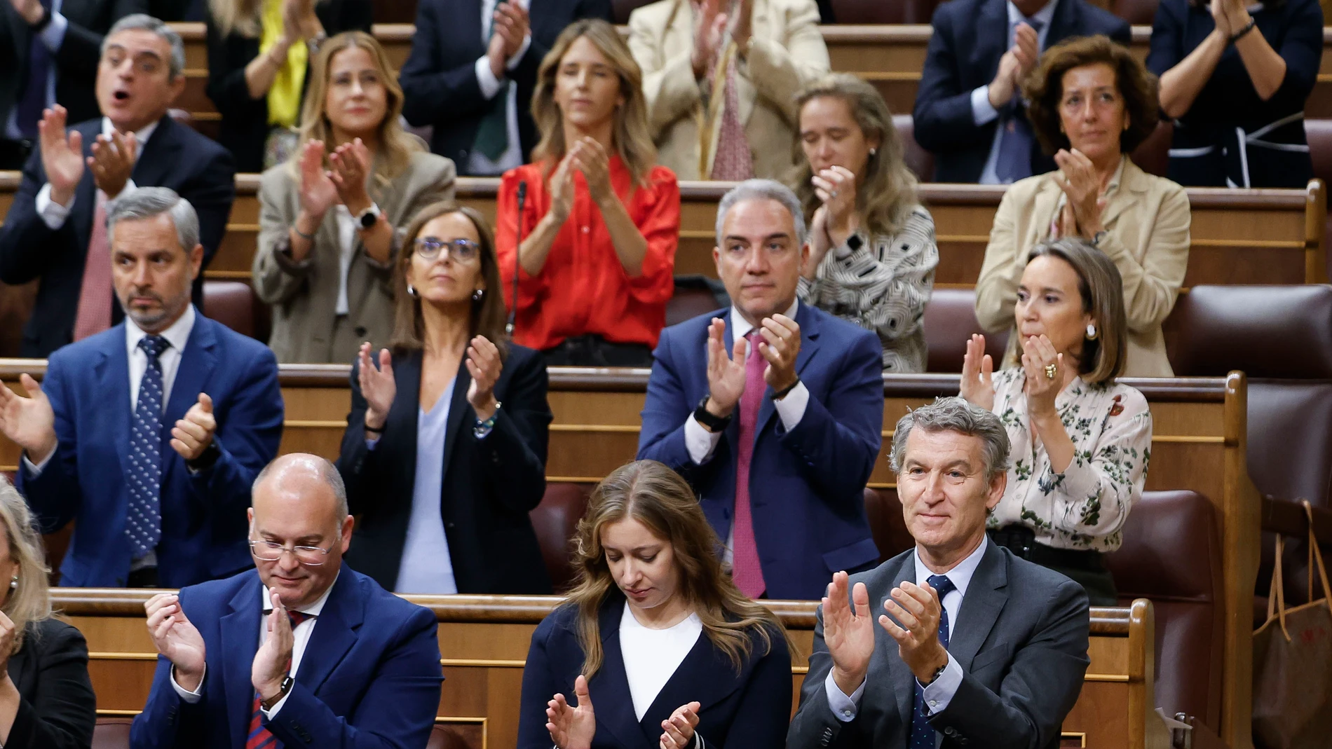 MADRID, 15/10/2025.- La bancada del PP aplaude el premio Nobel de la Paz a Maria Corina Machado durante la sesión del control al ejecutivo celebrada este miércoles. EFE/ Mariscal