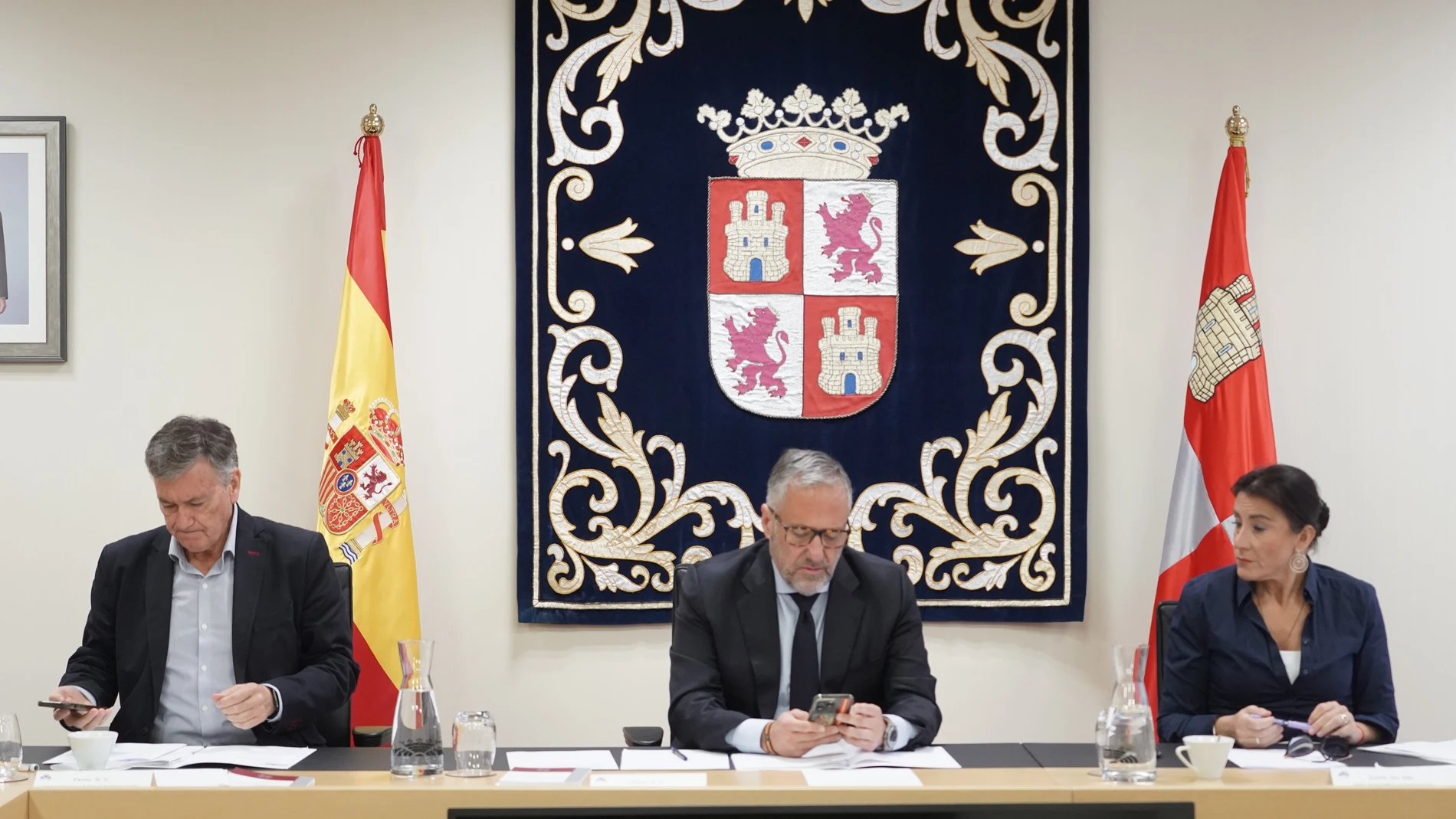Francisco Vázquez, Carlos Pollán y Ana Sánchez, en la Mesa de las Cortes