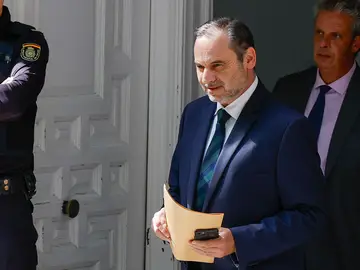 El juez mantiene en libertad al exministro Jose Luis Ábalos FOTODELDIA MADRID, 15/10/2025.- El exministro Jose Luis Ábalos, a la salida este miércoles del Tribunal Supremo. El magistrado del Tribunal Supremo Leopoldo Puente ha acordado mantener en libertad al exministro José Luis Ábalos, han informado a EFE fuentes jurídicas. EFE/J.J. Guillén