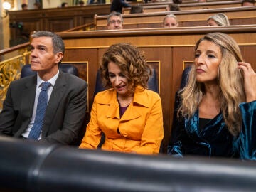 Pedro S&aacute;nchez, Mar&iacute;a Jes&uacute;s Montero y Yolanda D&iacute;az en el Pleno del Congreso